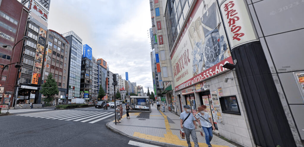 上野クリニック新宿医院へ向かう経路その５です。角におたからやがある交差点の前の信号を渡ります。