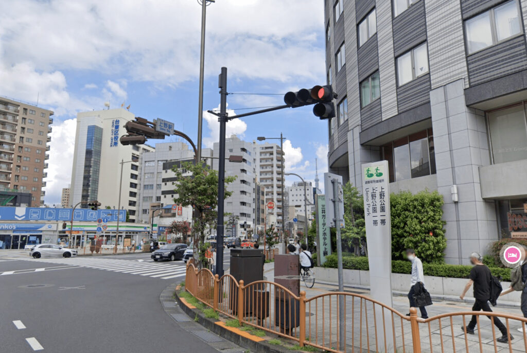 東京ノーストクリニック上野本院に向かう途中の三井ガーデンホテルの交差点です。