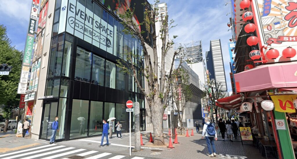 メンズライフクリニック東京・新宿院に向かうモア２番街の入り口です。
