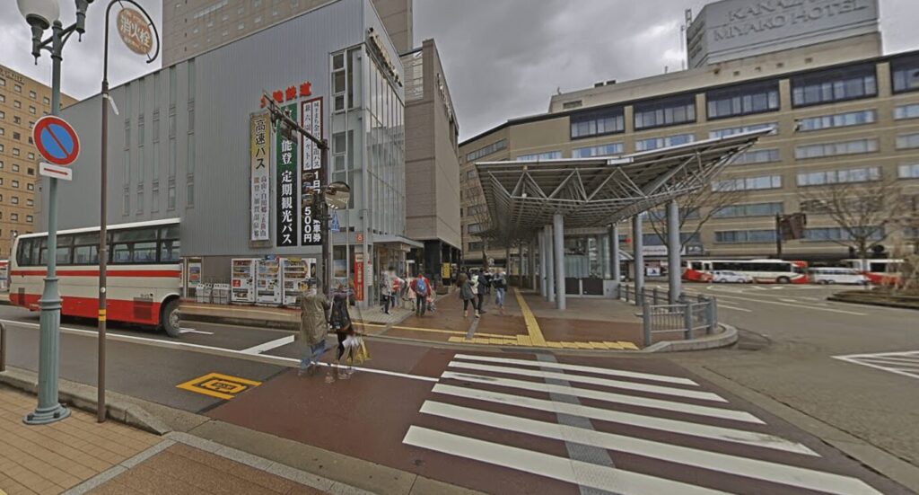 東京上野クリニック金沢医院に向買うためスタバからまっすぐ道なりに進みます