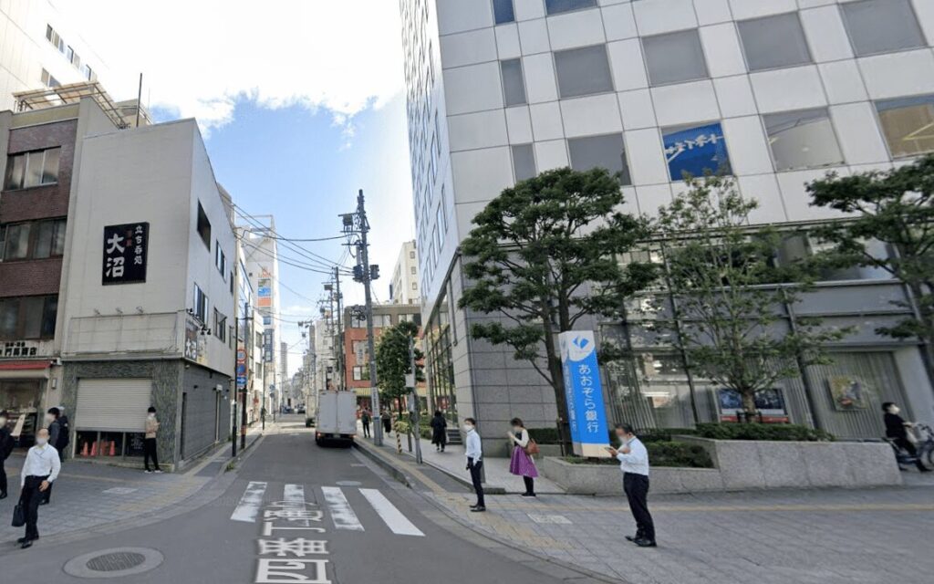 東京上野クリニック仙台医院に向かう際のあおぞら銀行の角です。